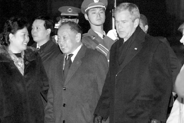 各国总统出行时，保镖都带什么秘密武器？美国最厉害，堪比军火库-