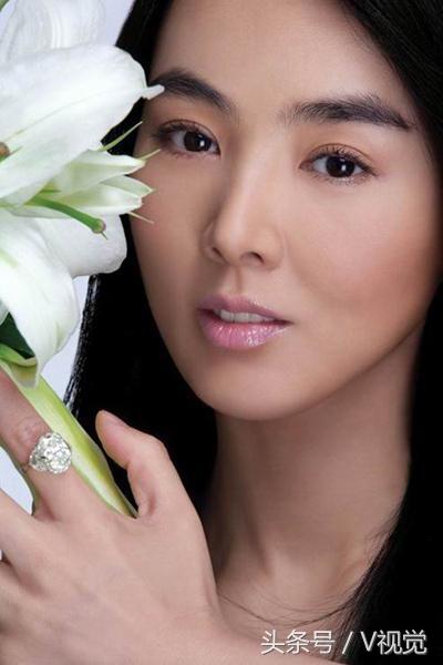 姜宏波在《鬼子来了》塑造的村妇形象生动真实,主演《阮玲玉》