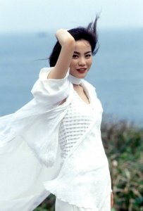 ​20年前王菲寸头造型时尚俏皮，短发女神既视感，一般人就算了
