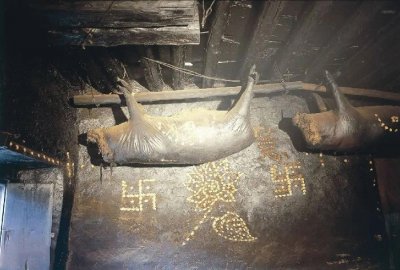 ​四川独特的美食：臭猪肉悬梁30年，味道比臭豆腐浓，你敢生吃吗？