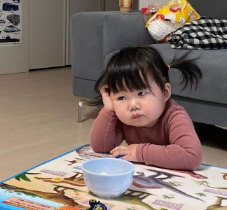 ​韩国萌娃一副厌世脸，满满大叔的气质