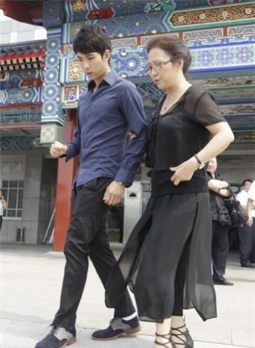 陈佩斯的妻子，朱时茂妻子，网友：秒杀刘晓庆
