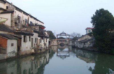 ​湖南投资百亿打造的“假古镇”，没建成就烂尾，未来或被直接拆除