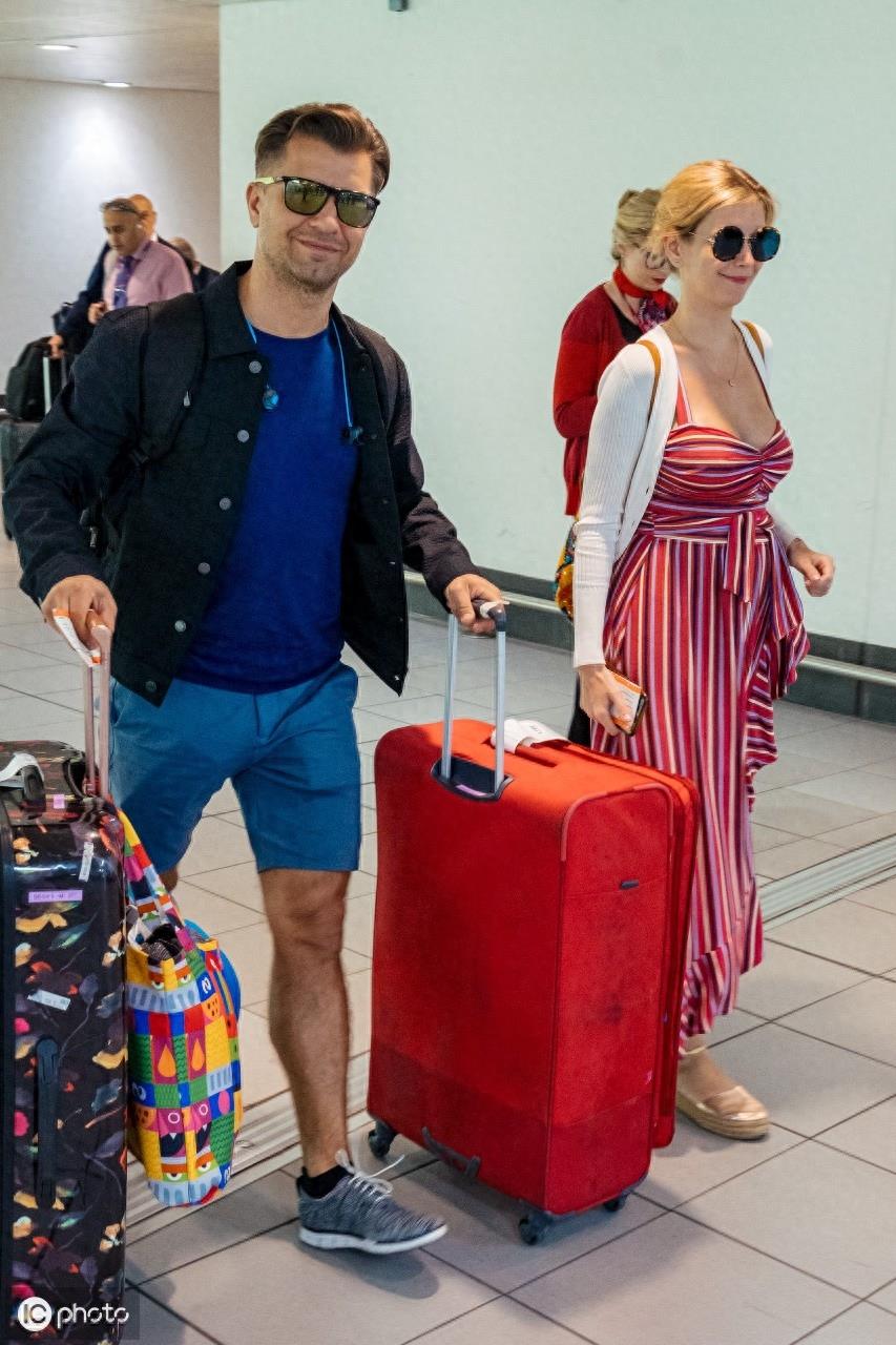 美女明星Rachel Riley婚后和老公首都现身伦敦希思罗机场