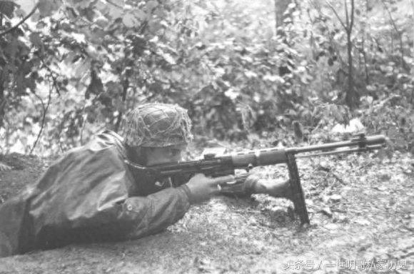 价值5万美元的二战德国伞兵的标志性轻武器:FG42步枪