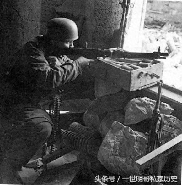 价值5万美元的二战德国伞兵的标志性轻武器:FG42步枪