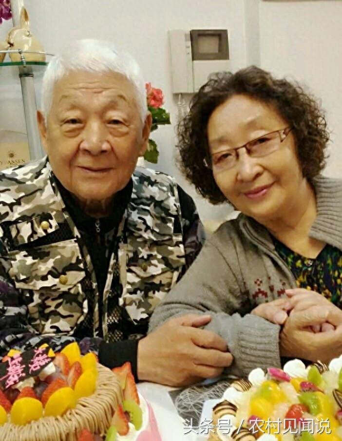 “婆婆妈妈专业户”彭玉全家近照,和老公很定福,两个女儿很孝顺,19岁结婚,曾受周总理接见