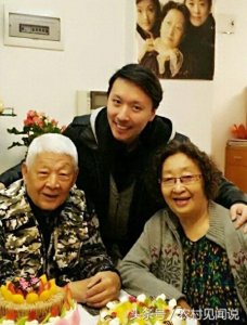 ​“婆婆妈妈专业户”彭玉全家近照，和老公很定福，两个女儿很孝顺，19岁结婚，