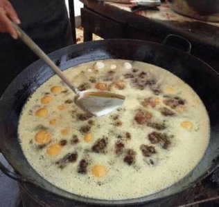 ​小区旁人最多的早餐摊，比脸还大的饼只卖一元！最主要的是好吃！