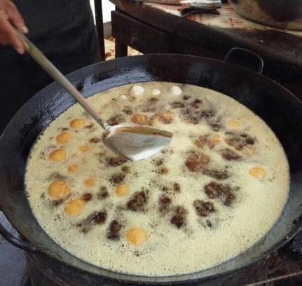 小区旁人最多的早餐摊,比脸还大的饼只卖一元!最主要的是好吃!