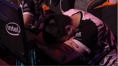 ​绝地求生:OMG夺冠解说也好却在强颜欢笑 网友调侃表演准备好了吗