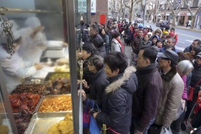 ​就五个员工经营的熟食店 一天卖5千多 光熏鱼就能卖一千