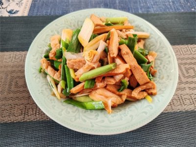 ​每日一个菜谱分享：蒜苗炒豆干的家常做法