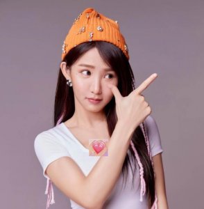 ​宅男女神郭书瑶被曝新恋情！深夜与神秘男吃火锅，牵手回家不避嫌