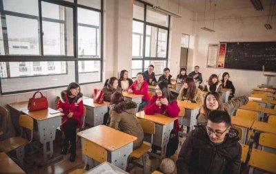 ​亿万女富豪回农村老家参加同学聚会，被同学们瞧不起！