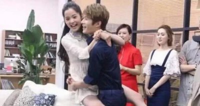 ​当欧阳娜娜被陈学冬抱起，引来了不少粉丝们的羡慕，是该羡慕谁好