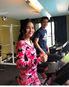 ​泰星李海娜Aom公开与男友Amp健身照，男友目光锁定不离