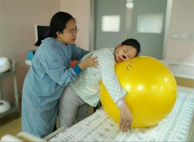 ​顺产时孕妈疼得死去活来，整个过程胎儿是什么感受？都不容易