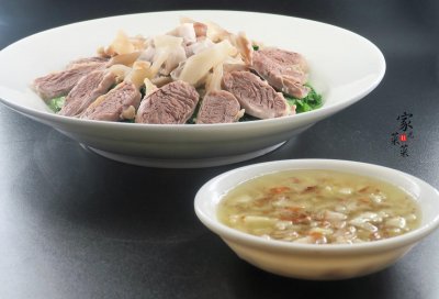 ​它是猪身上最值钱的一块肉，也是最好吃的部位，肉贩常偷偷留着吃