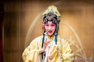 ​名伶之女下放农场养猪，回城后成为演员，49岁结婚，一生大起大落