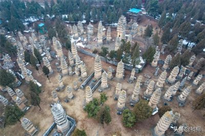 ​航拍世界遗产文化遗产河南少林寺塔林 俯瞰墓塔密密麻麻矗立地面