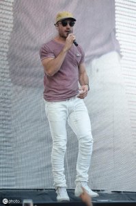 ​美国乡村音乐男歌手Sam Hunt音乐节献唱，男性荷尔蒙爆发