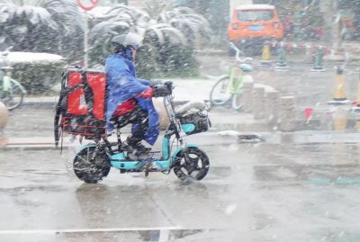 ​外卖骑手，你关注过吗？他们工资怎么样？生活又怎么样？