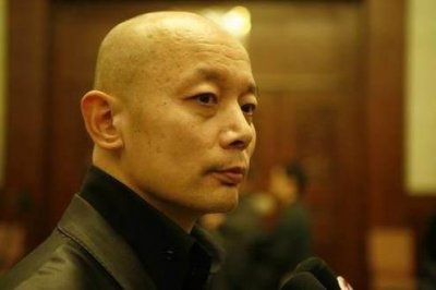 ​葛优近照曝光，参加宴会行动迟缓状态不佳，与吕良伟同框差距大