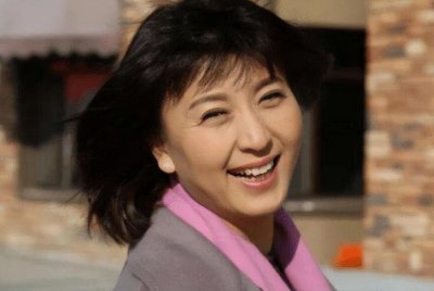​闫学晶：20岁一婚，深得继女喜欢，二婚嫁富豪后，45岁高龄生二胎