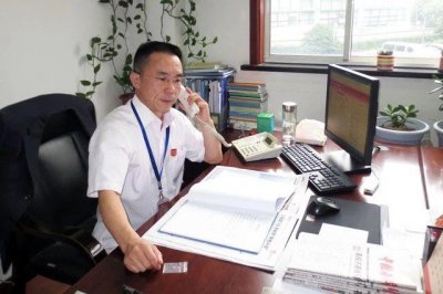 ​不要命，不听话，却被大家送锦旗，他说：“我愿意平凡一辈子”