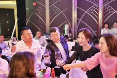 ​余秋雨娶二婚妻子太有面子！60岁身材还像小姑娘，他76岁打扮体面
