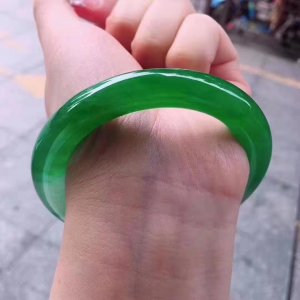 ​翡翠手镯应该戴左手还是右手？