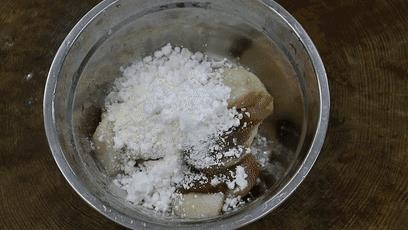 炒菜时勾芡用的淀粉是什么做的（做菜时淀粉怎么勾芡）