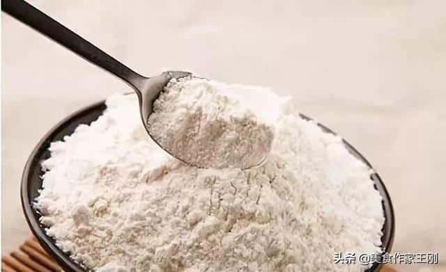 炒菜时勾芡用的淀粉是什么做的（做菜时淀粉怎么勾芡）