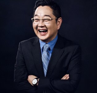​从央视名嘴到跳梁小丑，被称为“毒舌”的张绍刚，终究活成了笑话