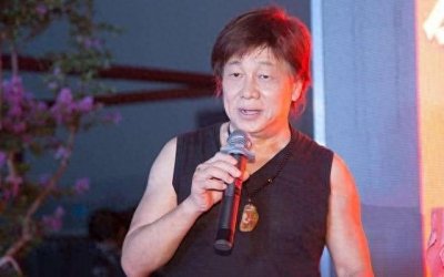 ​72岁梁小龙近况曝光，面容苍老皮肤松弛，情路坎坷今靠商演赚钱
