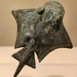 ​青铜鳐鱼马饰现世：战国工匠的海洋密码