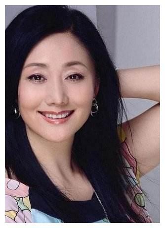 令妃扮演者娟子近况,与丈夫因戏结缘,如今53岁依然漂亮