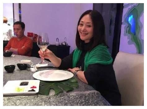 令妃扮演者娟子近况,与丈夫因戏结缘,如今53岁依然漂亮
