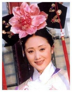 ​令妃扮演者娟子近况，与丈夫因戏结缘，如今53岁依然漂亮