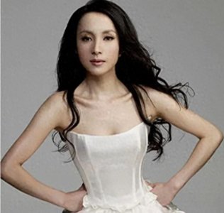 ​消失”多年的汤灿现身：如今47岁在高档餐厅高歌，模样大变 ！