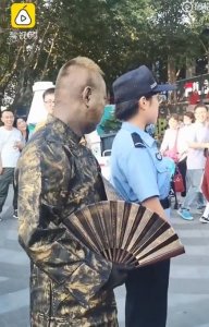 ​太逼真！男子假扮铜人把执勤女警吓出表情包？他说想传播铜人文化