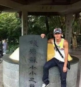 ​张哲瀚坐苏小小墓上拍照原图 张哲瀚坐苏小小墓上拍照是怎么回事
