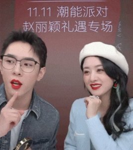 ​赵丽颖看李佳琦涂口红目不转睛 直夸对方的嘴漂亮