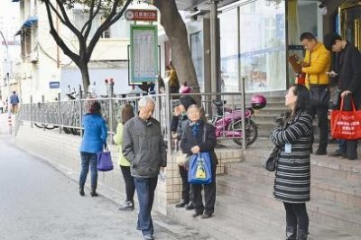​成都现海拔最高公交站台 高出车道路面85厘米存安全隐患