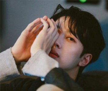 ​王一博背影封面 竟被吐槽是太丑找不到好看的角度