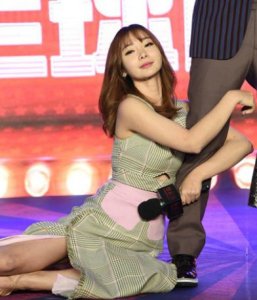 女星摔倒太尴尬 杨幂鞋都掉了 她最机智