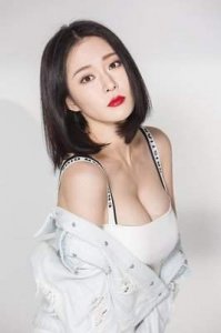 ​新一代“晶女郎”胡然美艳惊人，默默锻炼演技