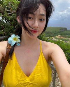 ​23岁韩国女星，康美娜“大胆时尚”，秀出夏日好身材