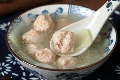 ​汆丸子好吃有诀窍，饭店大厨分享不外传秘方，汤鲜味美饱满多汁